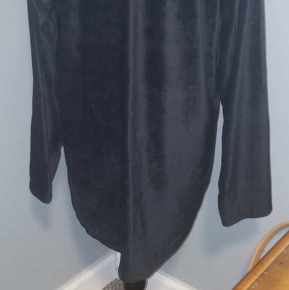 SLEEK BLACK RIBBED TOP WITH COLLAR CUTOUT - Picture 3 of 8